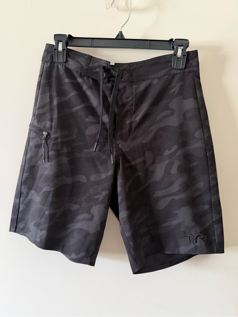 TYR Black Camo Hydrosphere Mobius 9”Boardshorts, 28